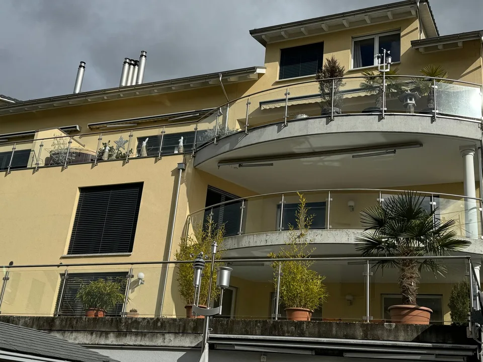Appartamento moderno, luminoso di 5,5 locali con balcone coperto e vista sul lago