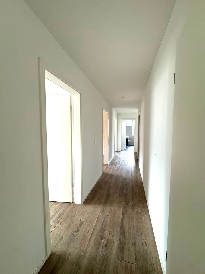 RESERVED! Modern, bright 5.5-room apartment with covered balcony and lake view – photo 12 of 16