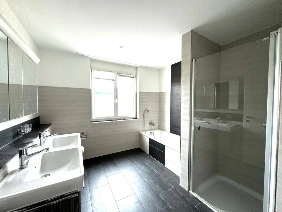 RESERVED! Modern, bright 5.5-room apartment with covered balcony and lake view – photo 7 of 16