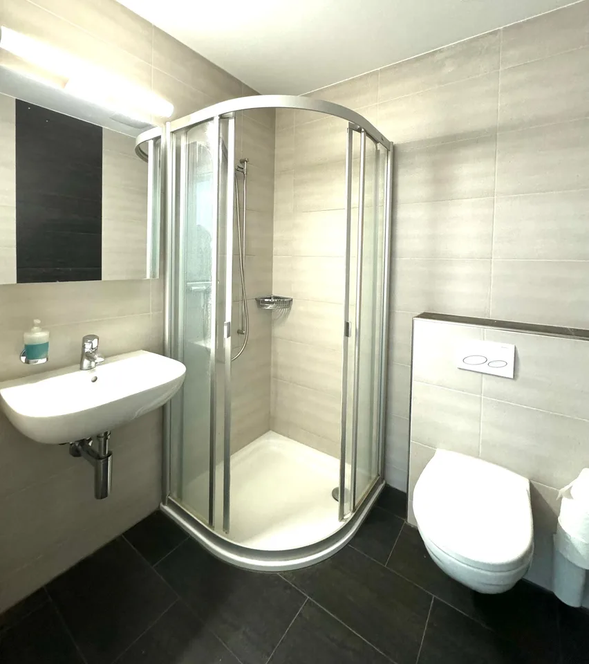 RESERVED! Modern, bright 5.5-room apartment with covered balcony and lake view – photo 9 of 16