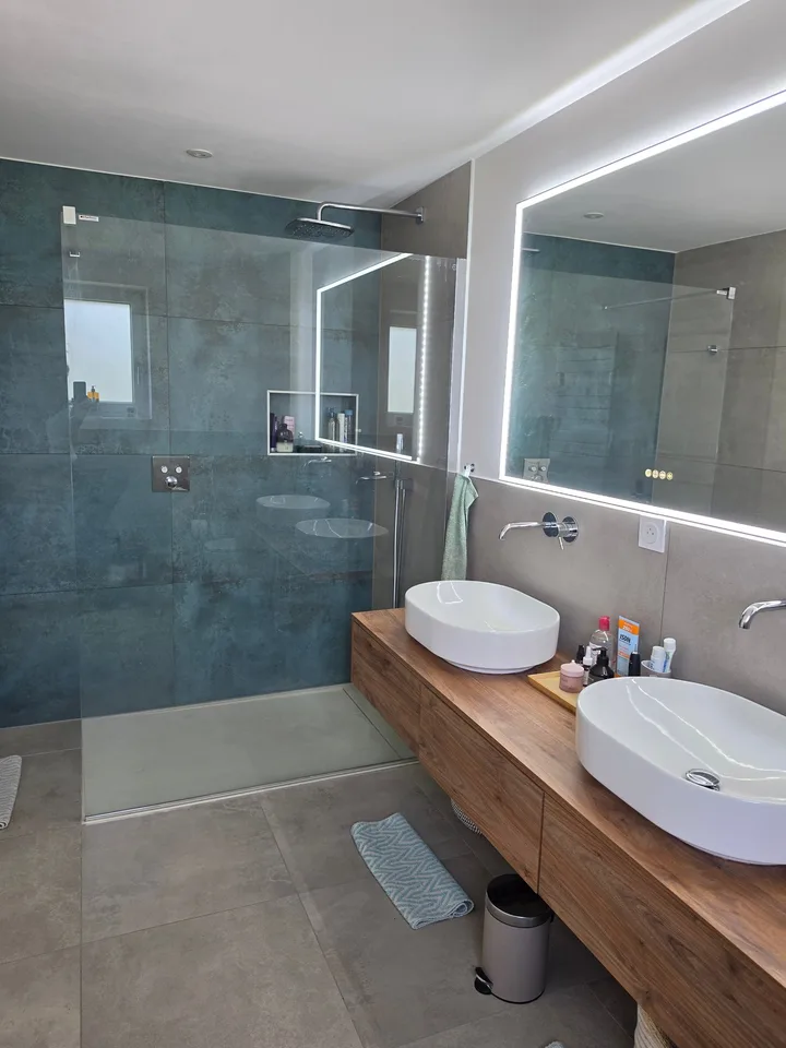 Ampia casa ristrutturata con 5 camere, piscina e terreno di 18 are – foto 9 di 12