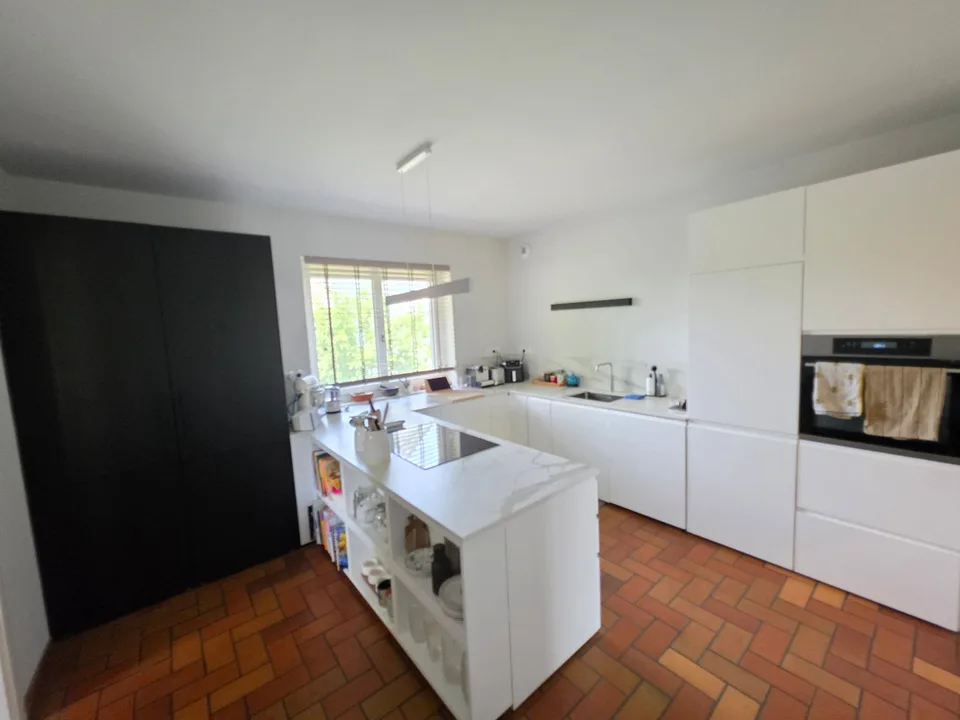 Ampia casa ristrutturata con 5 camere, piscina e terreno di 18 are – foto 8 di 12