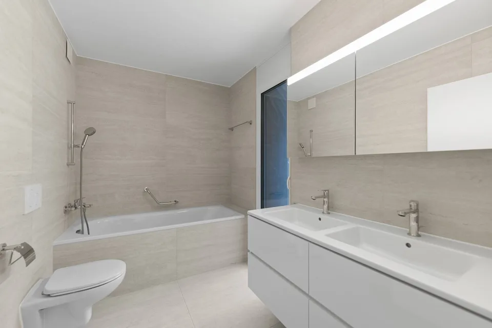 Appartamento di 4,5 locali di alto standing. Vista sul lago e ampio balcone coperto di 76m2.