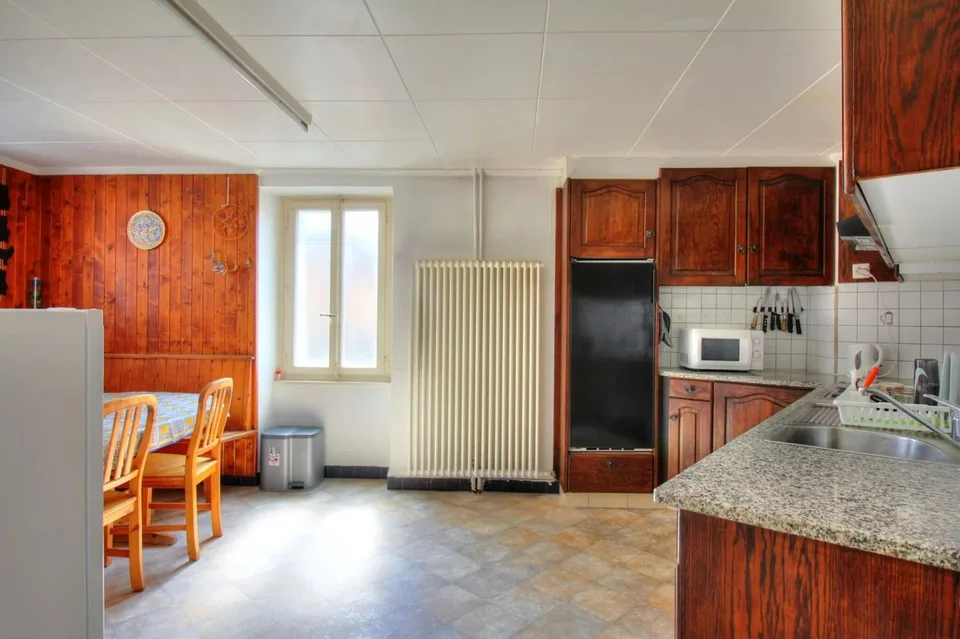 Casa di villaggio a Sensine con appartamento in affitto!
