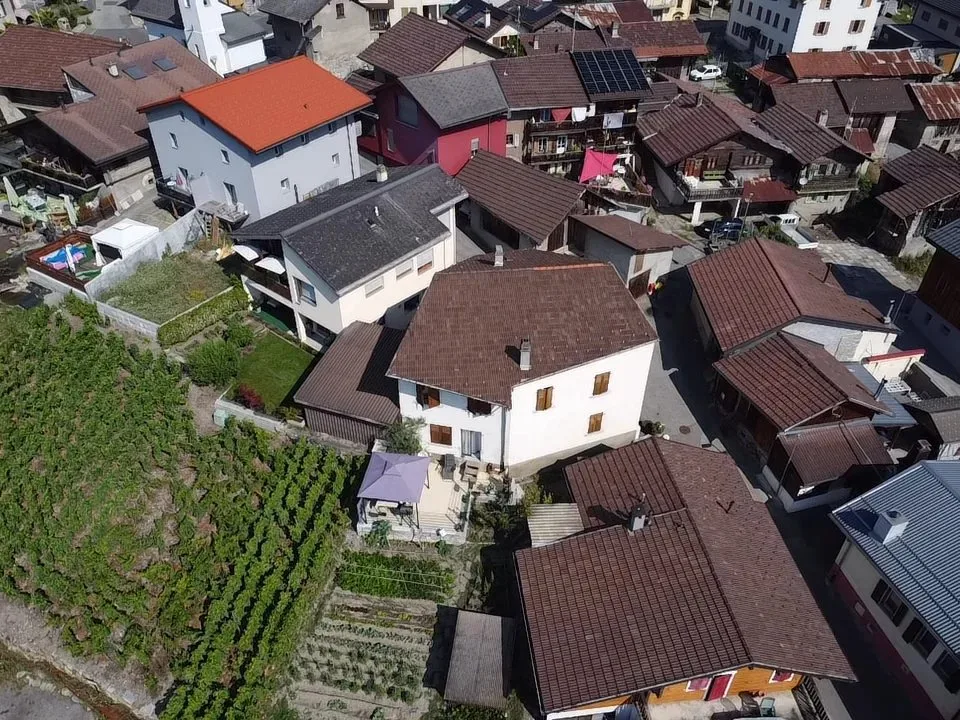 Casa di villaggio a Sensine con appartamento in affitto!