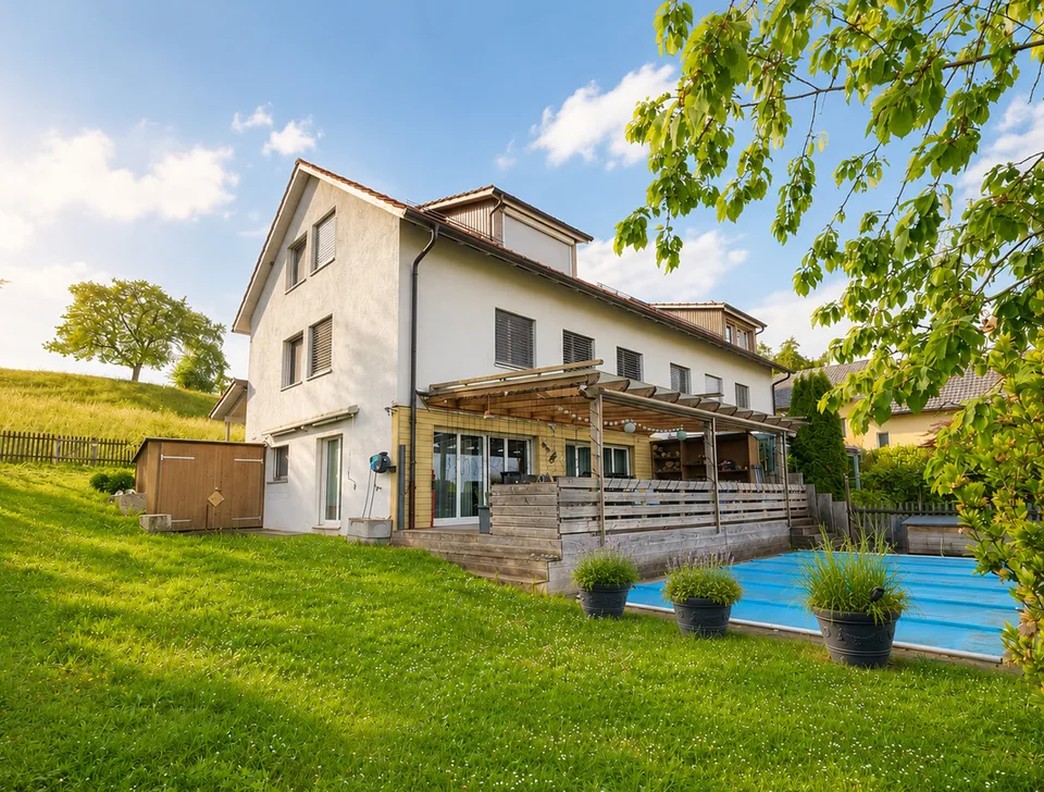 7.5-Zimmer-Doppelhaus mit idyllischem Garten und Pool