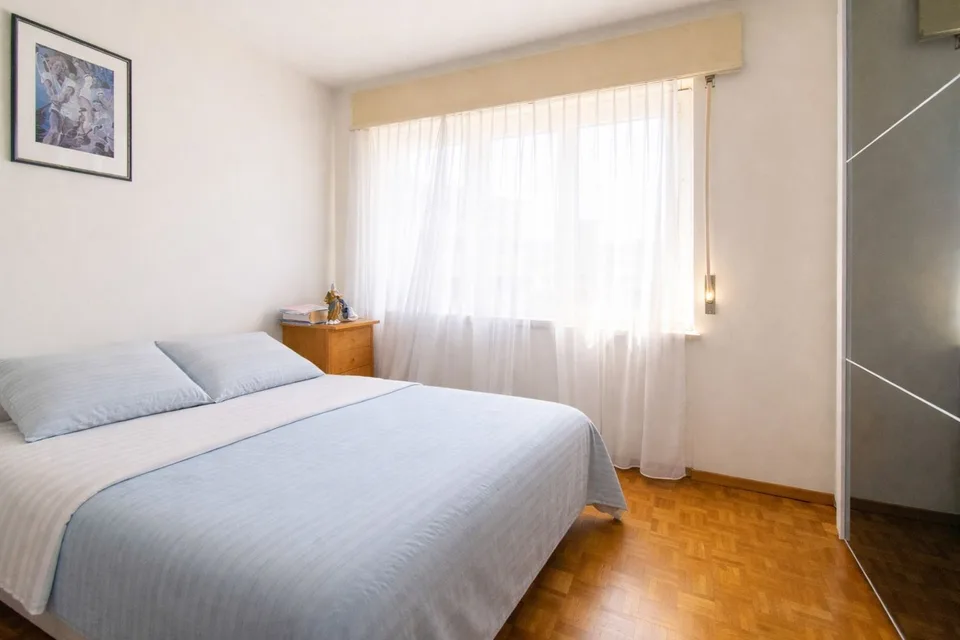 BRIGHT 4-ROOM APARTMENT WITHIN WALKING DISTANCE OF THE LAKE