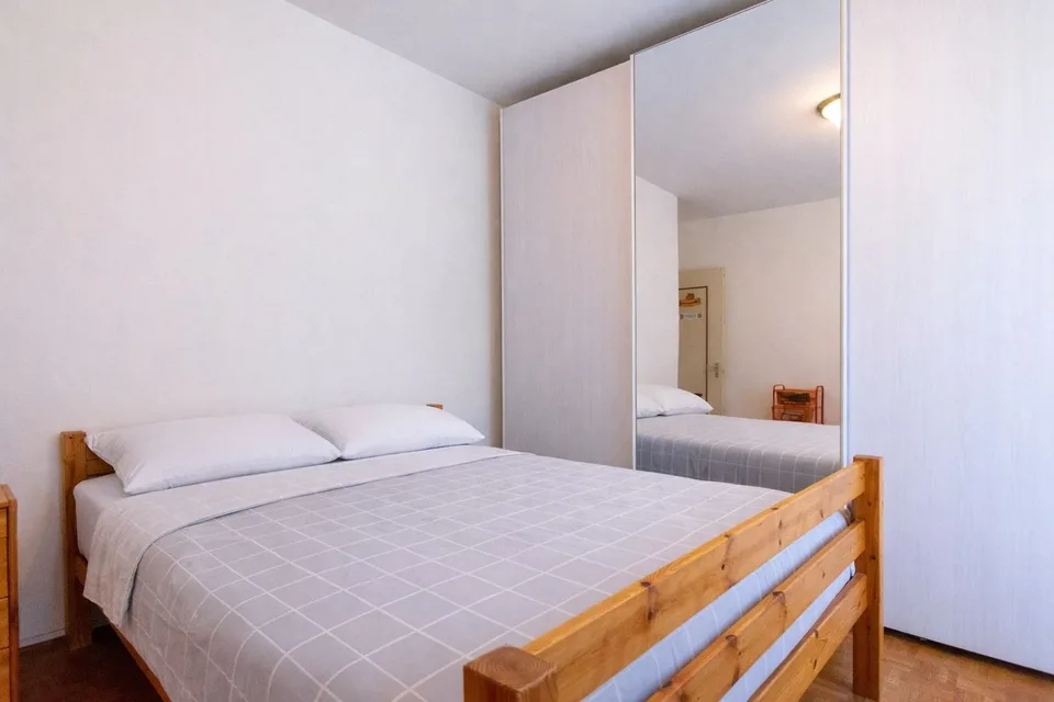 BRIGHT 4-ROOM APARTMENT WITHIN WALKING DISTANCE OF THE LAKE
