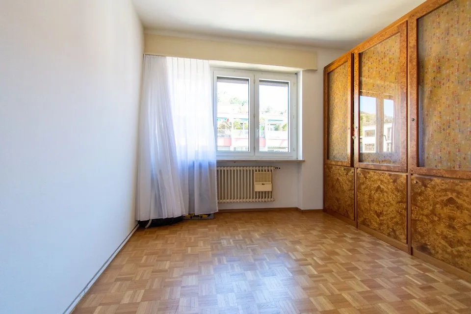 BRIGHT 4-ROOM APARTMENT WITHIN WALKING DISTANCE OF THE LAKE
