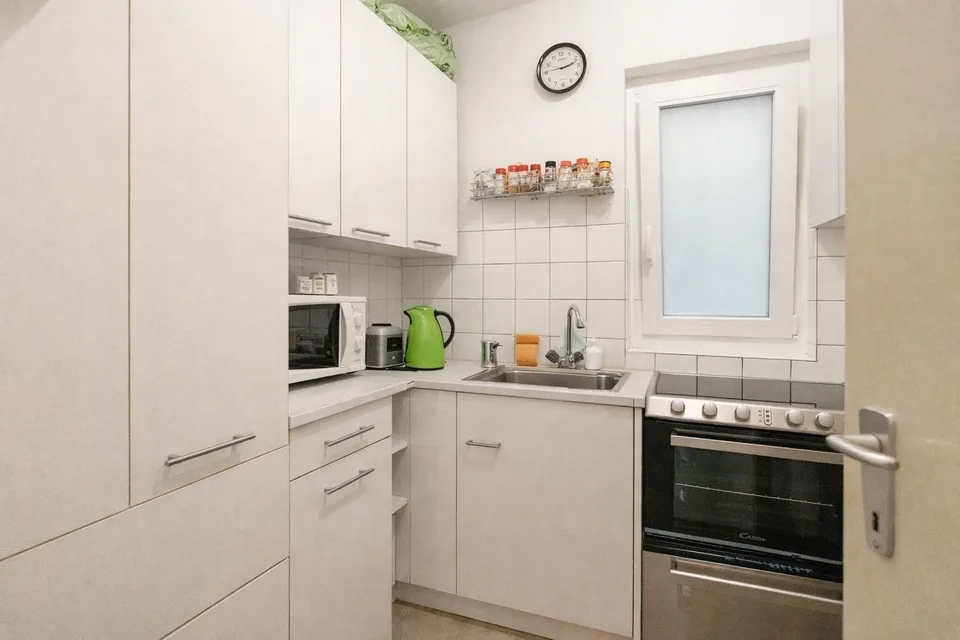 BRIGHT 4-ROOM APARTMENT WITHIN WALKING DISTANCE OF THE LAKE