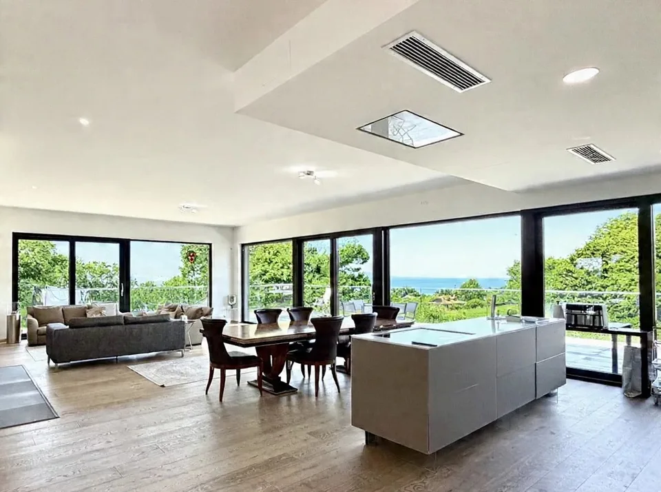 Moderne Villa mit Seeblick