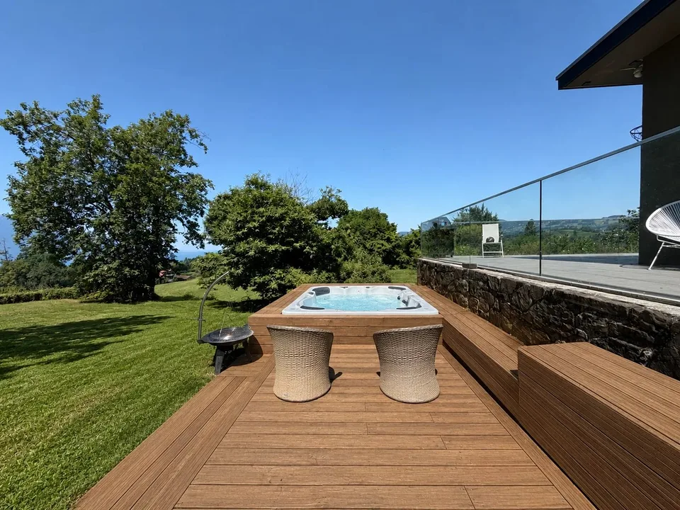 Moderne Villa mit Seeblick