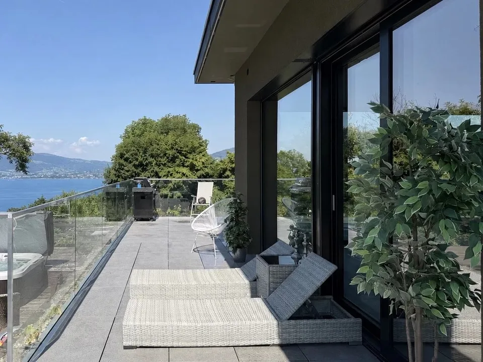 Moderne Villa mit Seeblick