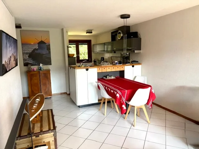 Affascinante appartamento di 3,5 locali arredato a St-Cergue con vista e balcone