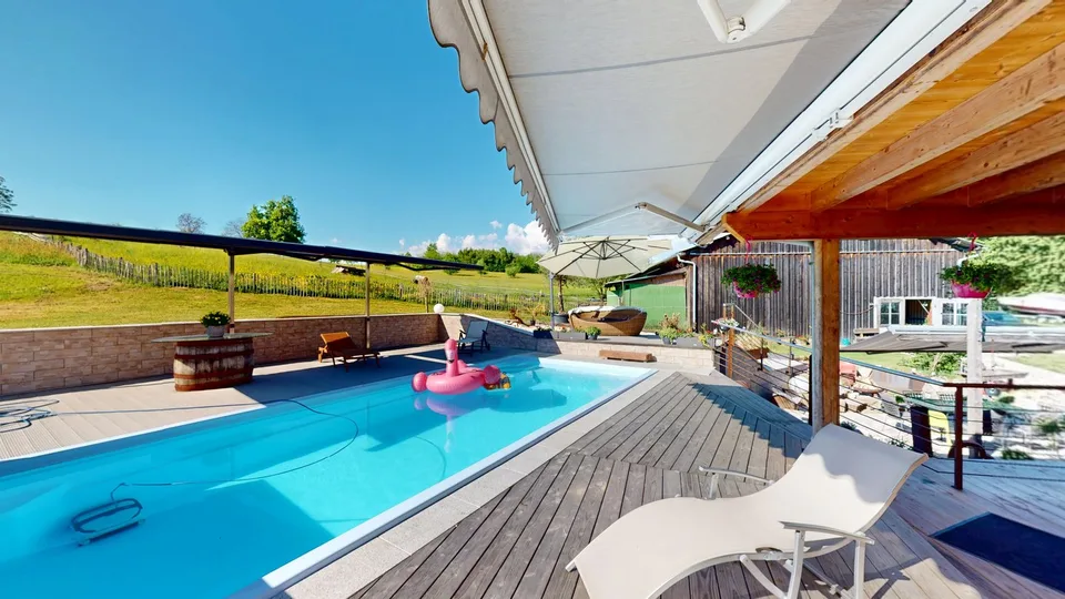 Casa colonica ristrutturata con un fascino speciale e molti punti di forza come un allevamento di cavalli, piscina, ecc.
