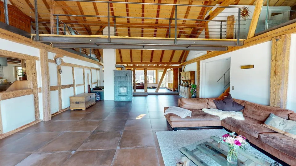 Casa colonica ristrutturata con un fascino speciale e molti punti di forza come un allevamento di cavalli, piscina, ecc.