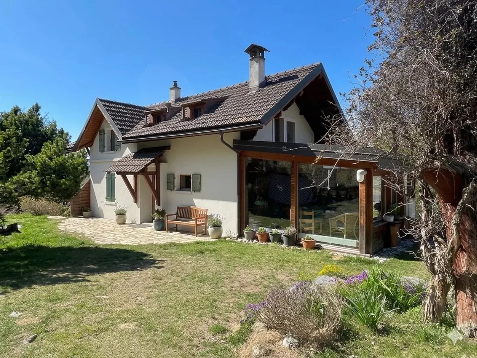 Haus und wunderschöne Grundstücke