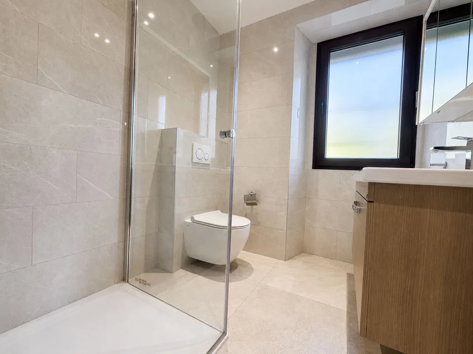 Appartamento nuovo di 2,5 locali con balcone e bella vista a Pont-de-la-Morge