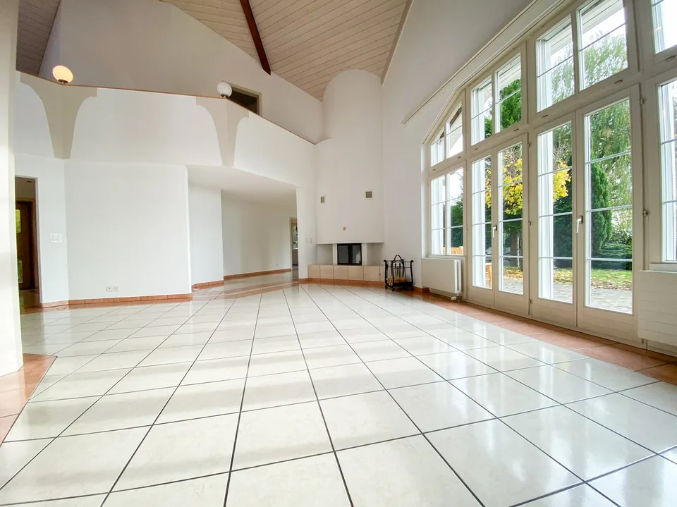 Villa de campagne avec une architecture unique et un potentiel de développement