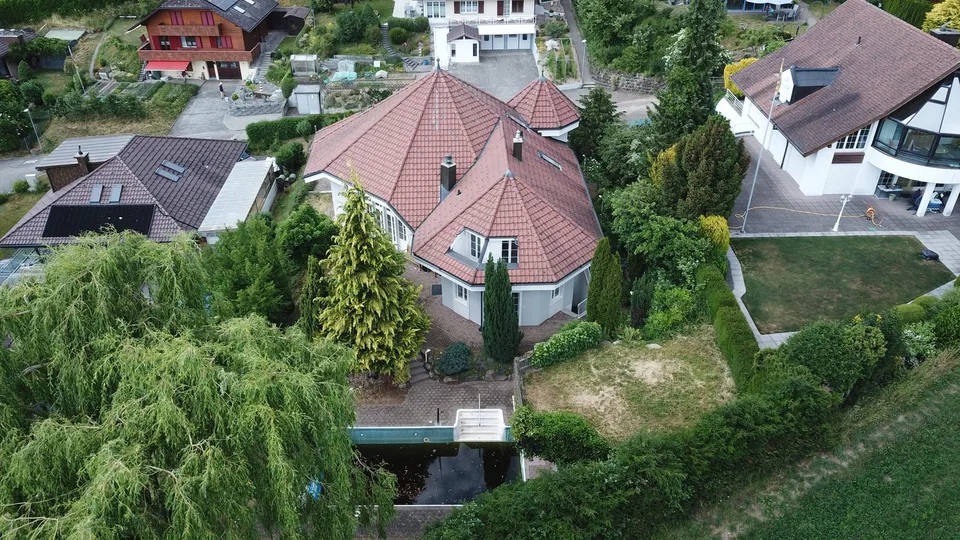 Villa de campagne avec une architecture unique et un potentiel de développement
