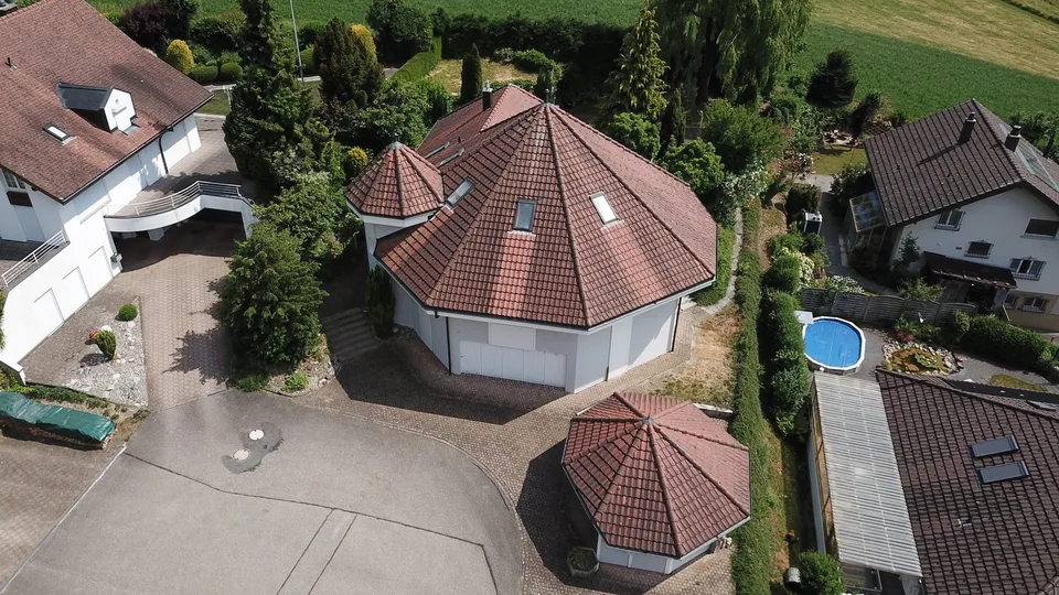 Villa de campagne avec une architecture unique et un potentiel de développement