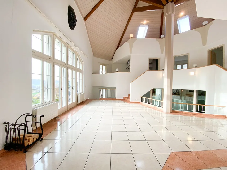 Villa de campagne avec une architecture unique et un potentiel de développement