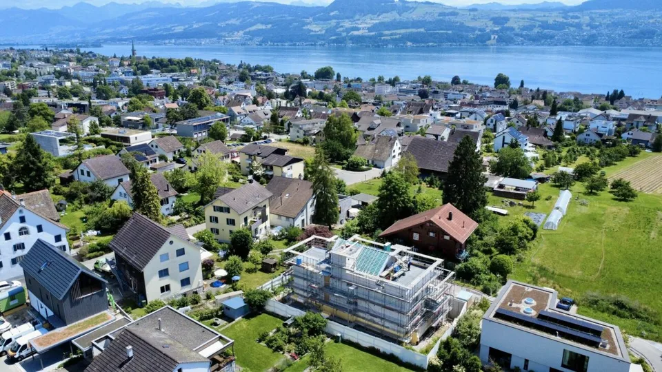 Neubau Perle in Stäfa: Zwei Wohneinheiten, Garten, Dachterrassen & Seesicht