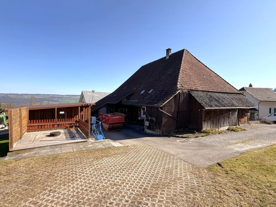 Proprietà vecchia affascinante con grande terreno e molto potenziale