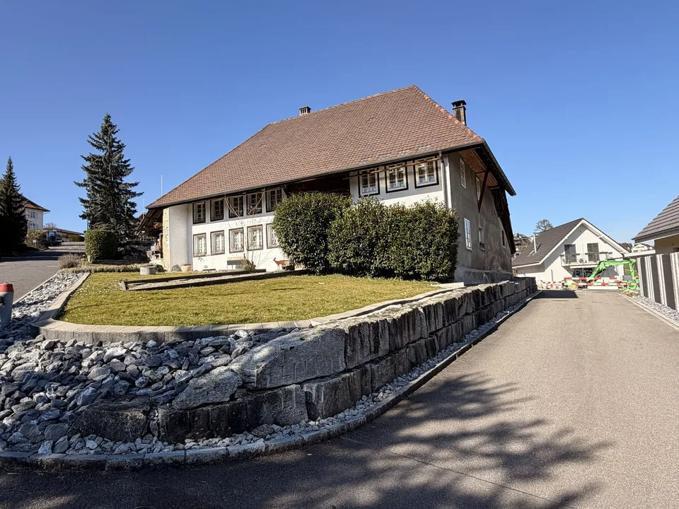 Proprietà vecchia affascinante con grande terreno e molto potenziale