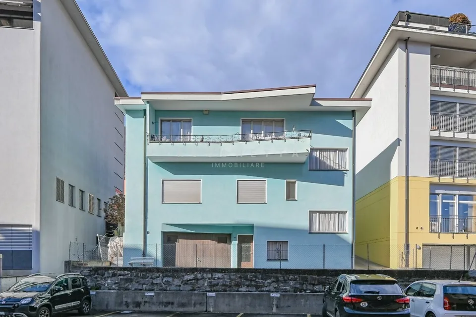 Stabile residenziale e commericale in posizione strategica