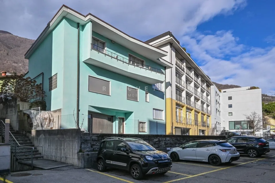 Stabile residenziale e commericale in posizione strategica