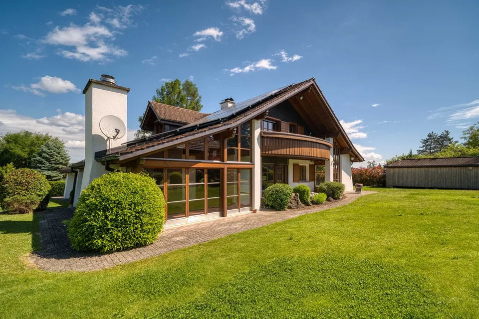 Einfamilienhaus mit sehr grossem Grundstück