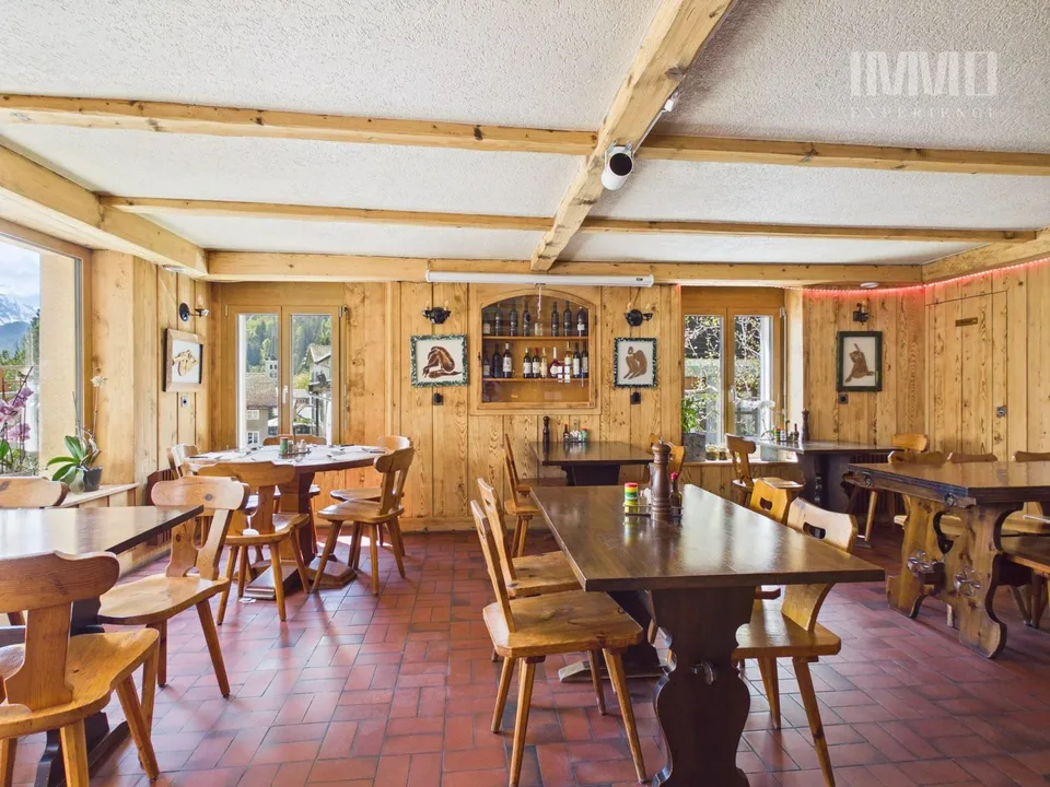 Gebäude Café-Restaurant Le Central und Apartment