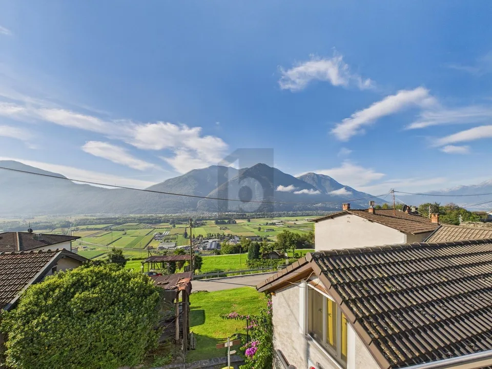 GRAZIOSA IN POSIZIONE SOLEGGIATA CON VISTA