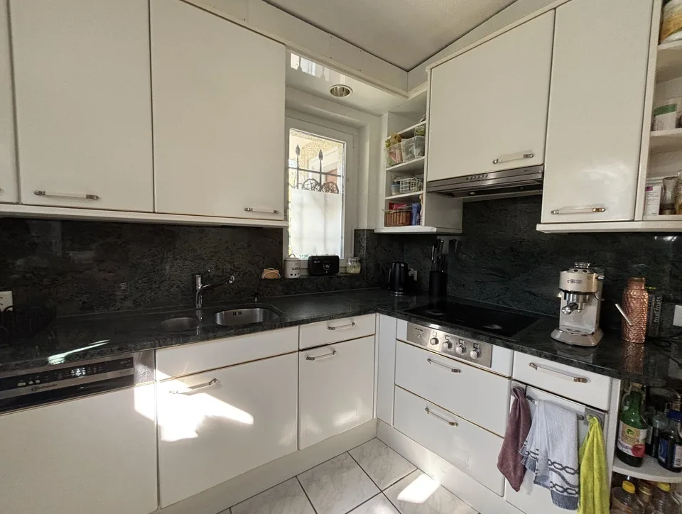 Casa unifamiliare con appartamento per anziani e grande giardino