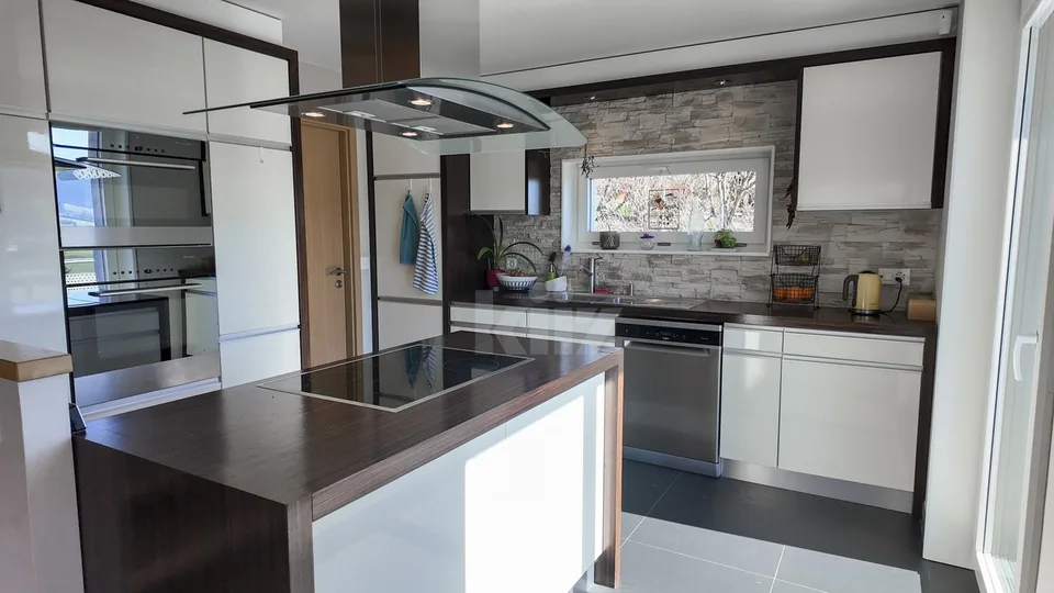 Villa spaziosa con vista libera e appartamento indipendente