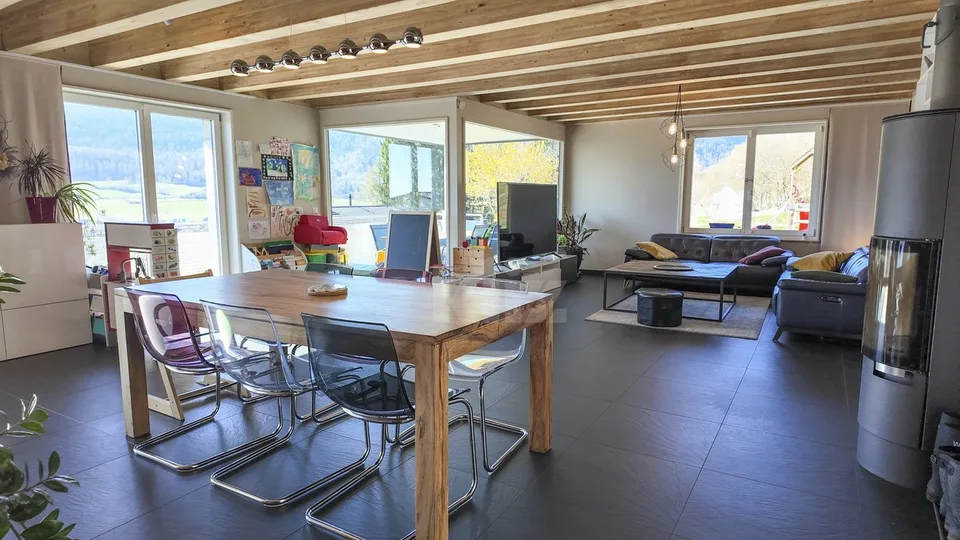 Villa spaziosa con vista libera e appartamento indipendente