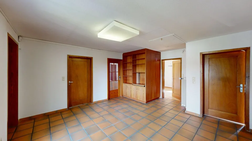 Spacious single-family home, usable as a residential/commercial house with a large plot of land, in a quiet location – photo 7 of 12