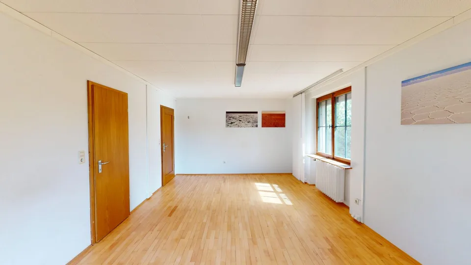 Spacious single-family home, usable as a residential/commercial house with a large plot of land, in a quiet location – photo 9 of 12