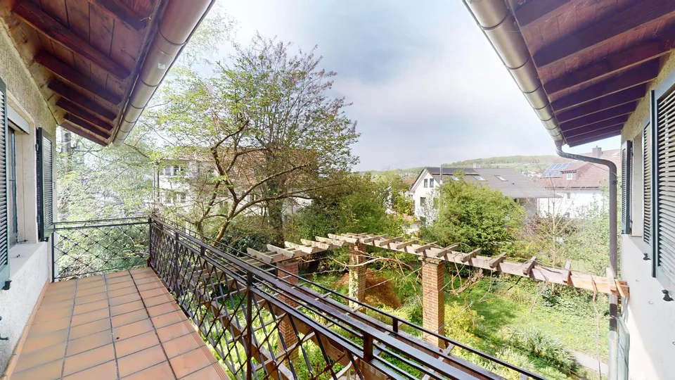Spacieuse maison unifamiliale, utilisable comme maison d'habitation/commerciale avec un grand terrain, dans un quartier calme