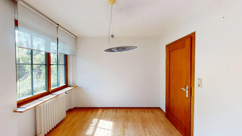 Spacieuse maison unifamiliale, utilisable comme maison d'habitation/commerciale avec un grand terrain, dans un quartier calme