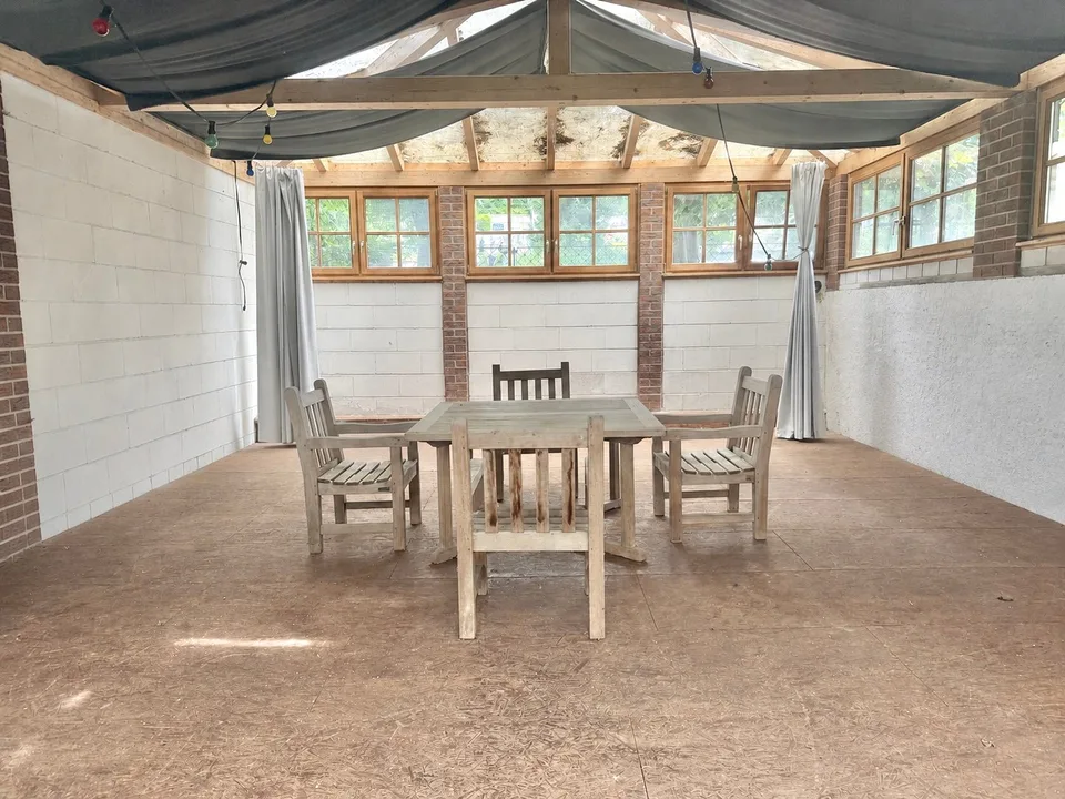 Spacious single-family home, usable as a residential/commercial house with a large plot of land, in a quiet location – photo 10 of 12