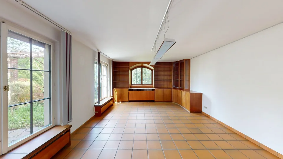 Spacious single-family home, usable as a residential/commercial house with a large plot of land, in a quiet location – photo 6 of 12