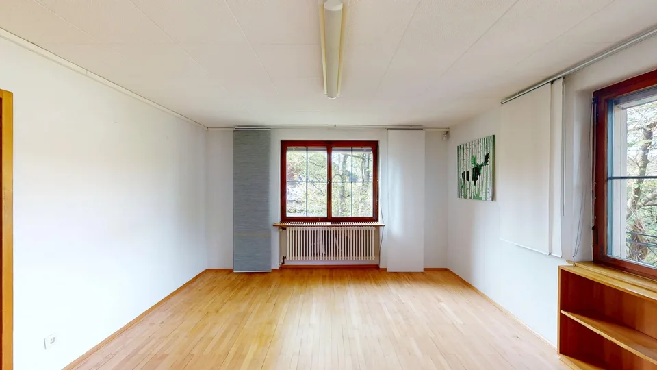 Spacious single-family home, usable as a residential/commercial house with a large plot of land, in a quiet location – photo 8 of 12