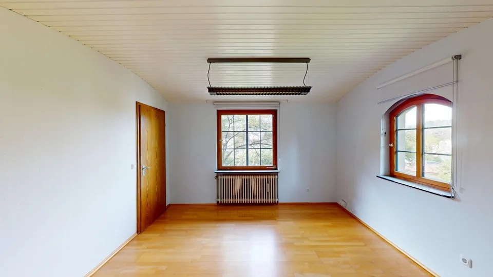 Spacieuse maison unifamiliale, utilisable comme maison d'habitation/commerciale avec un grand terrain, dans un quartier calme