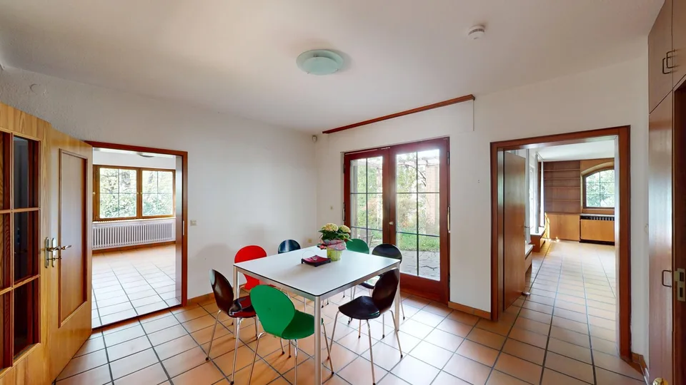 Spacieuse maison unifamiliale, utilisable comme maison d'habitation/commerciale avec un grand terrain, dans un quartier calme