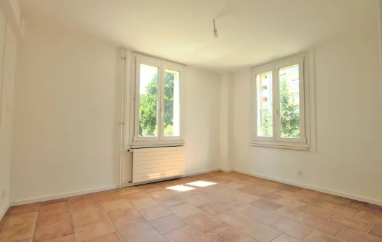 Edificio ad uso di rendita ideale a Hauterive – 6 appartamenti a 5 minuti a piedi dal lago