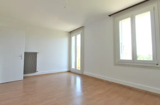 Edificio ad uso di rendita ideale a Hauterive – 6 appartamenti a 5 minuti a piedi dal lago