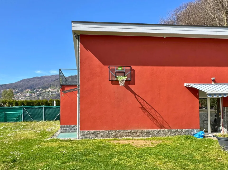 Splendida abitazione con vista lago a Ponte Tresa e importanti possibilità edificatorie