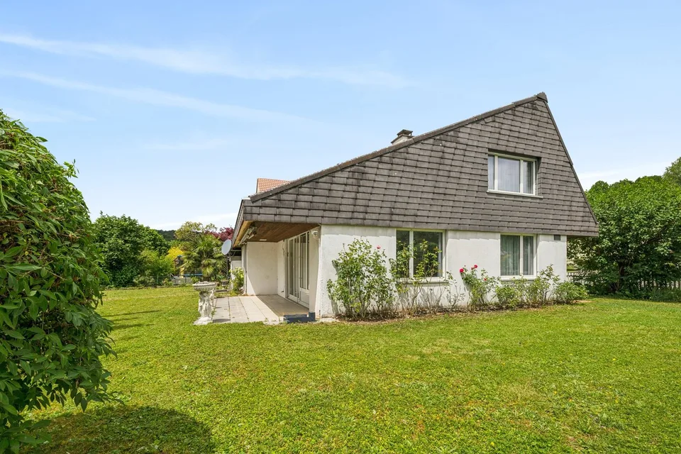Freistehendes, sonnenverwöhntes Einfamilienhaus mit grosszügigem Ga...